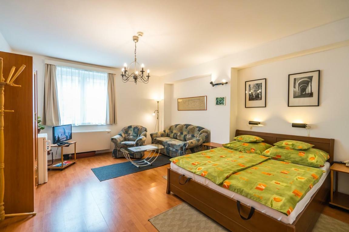 Szent Kristof Panzio Hotel Strigoniu Exterior foto