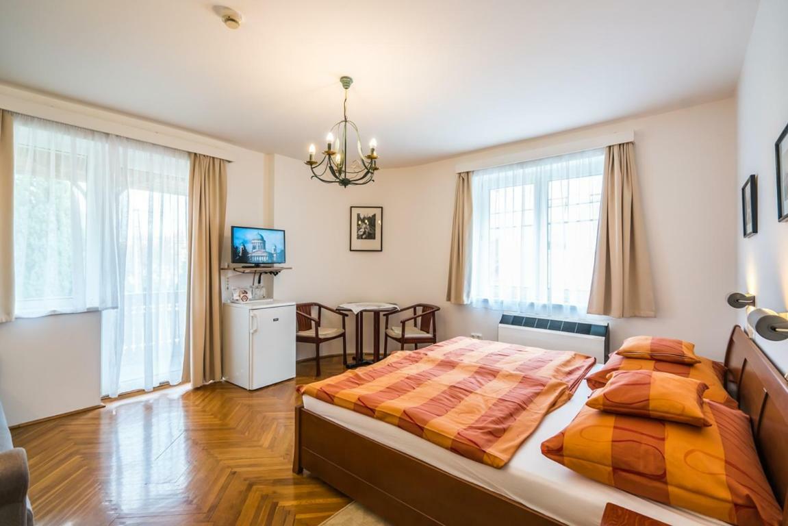 Szent Kristof Panzio Hotel Strigoniu Exterior foto